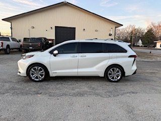 2021 Toyota Sienna Platinum's photo