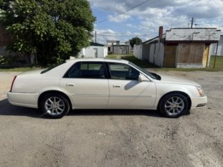 2011 Cadillac DTS Luxury Collection's photo